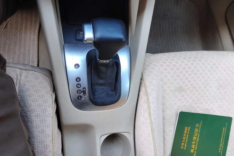 Used Volkswagen Sagitar 2010 1.4 TSI Automatic Tech Edition Gear Lever