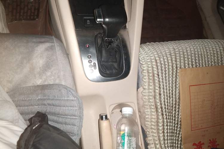 Used Volkswagen Sagitar 2010 1.4 TSI Automatic Tech Edition Gear Lever