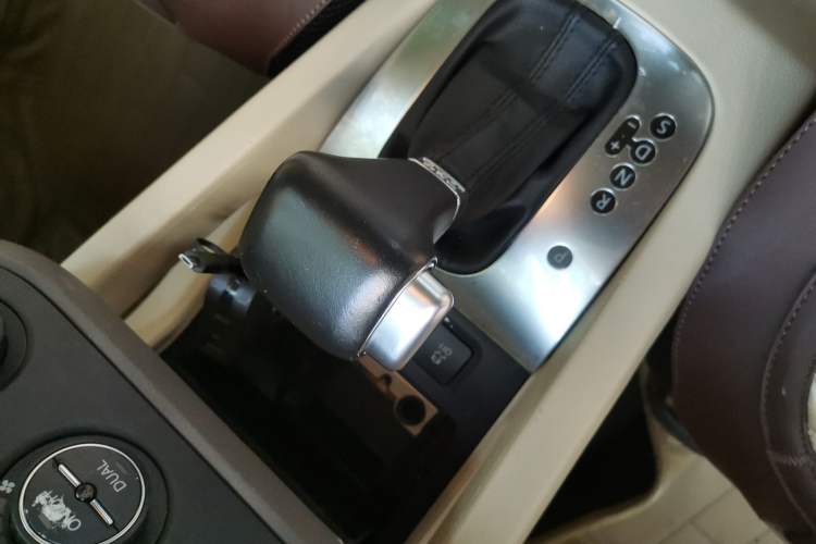 Used Volkswagen Sagitar 2010 1.4 TSI Automatic Tech Edition Gear Lever