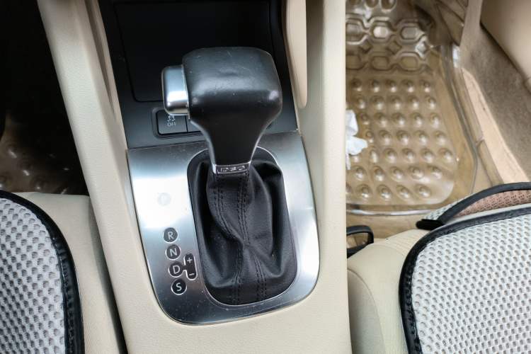 Used Volkswagen Sagitar 2010 1.4 TSI Automatic Tech Edition Gear Lever