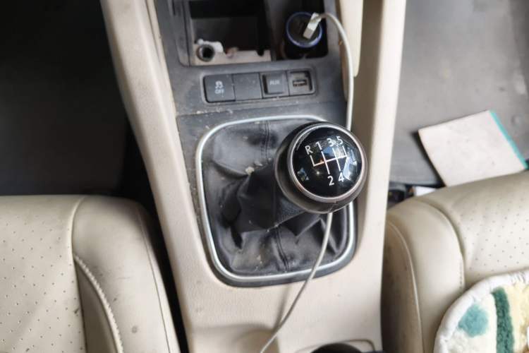 Used Volkswagen Sagitar 2010 1.4 TSI Manual Luxury Model Gear Lever