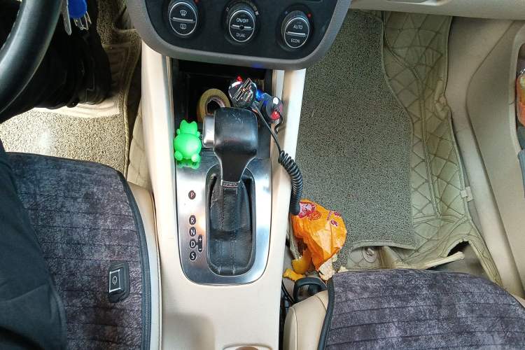 Used Volkswagen Sagitar 2010 1.4 TSI Automatic Luxury Model Gear Lever