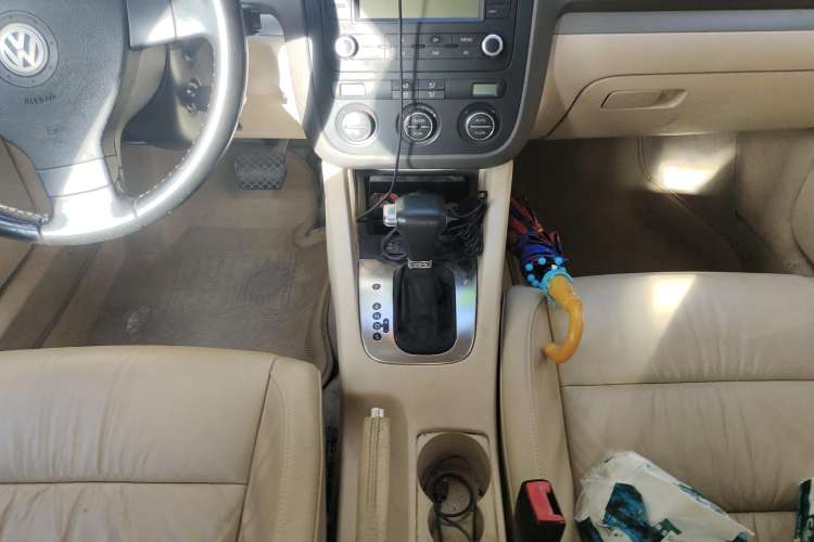 Used Volkswagen Sagitar 2010 1.4 TSI Automatic Tech Edition Gear Lever