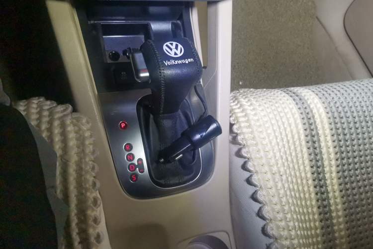 Used Volkswagen Sagitar 2010 1.4 TSI Automatic Tech Edition Gear Lever