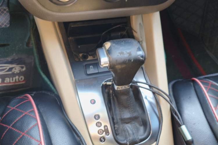 Used Volkswagen Sagitar 2010 1.4 TSI Automatic Luxury Model Gear Lever