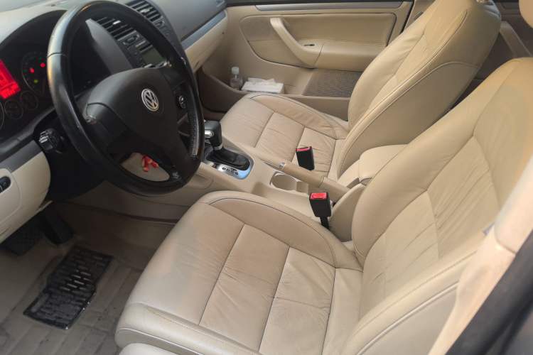 Used Volkswagen Sagitar 2010 1.4 TSI Automatic Luxury Model Left Front Seat