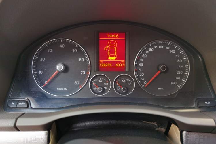 Used Volkswagen Sagitar 2010 1.4 TSI Automatic Tech Edition Odometer Close Up