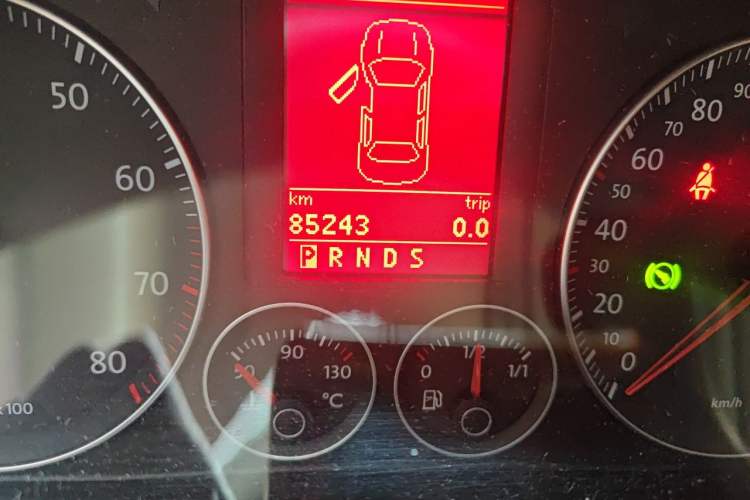 Used Volkswagen Sagitar 2010 1.4 TSI Automatic Tech Edition Odometer Close Up