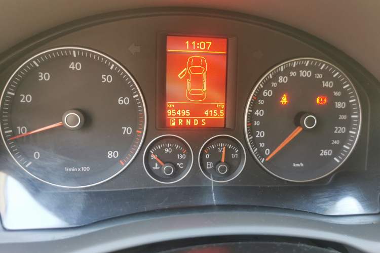 Used Volkswagen Sagitar 2010 1.4 TSI Automatic Luxury Model Odometer Close Up