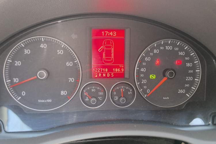 Used Volkswagen Sagitar 2010 1.4 TSI Automatic Luxury Model Odometer Close Up