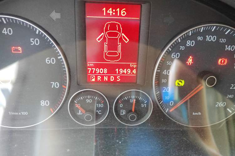 Used Volkswagen Sagitar 2010 1.4 TSI Automatic Tech Edition Odometer Close Up