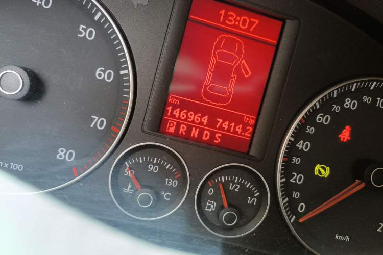 Used Volkswagen Sagitar 2010 1.4 TSI Automatic Tech Edition Odometer Close Up