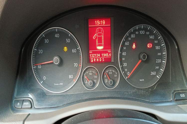 Used Volkswagen Sagitar 2010 1.4 TSI Automatic Luxury Model Odometer Close Up