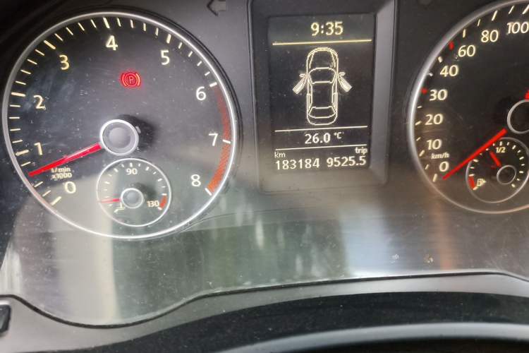 Used Volkswagen Sagitar 2010 1.4 TSI Manual Tech Model Odometer Close Up