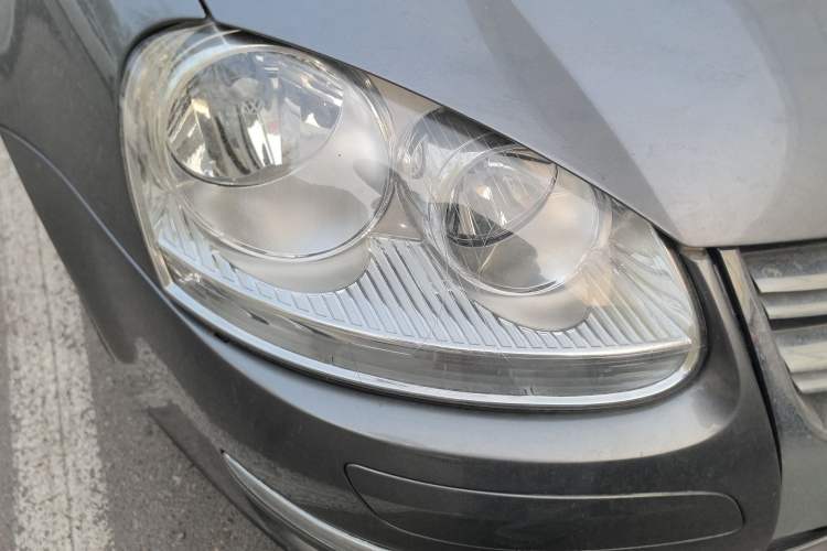 Used Volkswagen Sagitar 2010 1.4 TSI Automatic Luxury Model Right Front Headlight