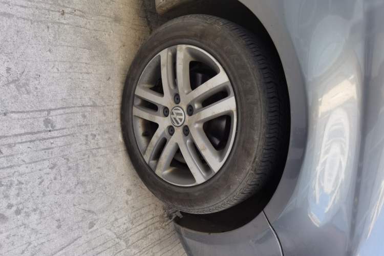 Used Volkswagen Sagitar 2010 1.4 TSI Automatic Tech Edition Right Front Wheel Hub