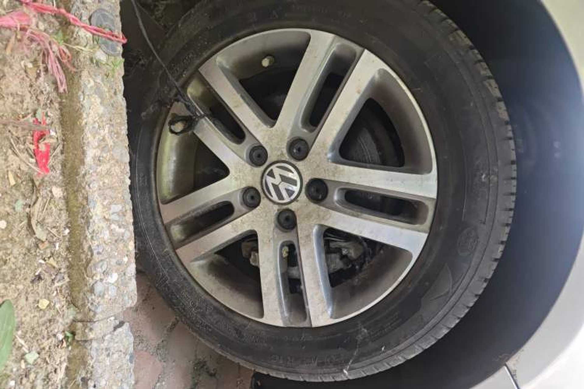 Used Volkswagen Sagitar 2010 1.4 TSI Automatic Tech Edition Right Front Wheel Hub