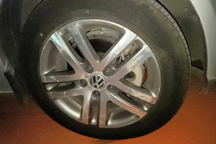Used Volkswagen Sagitar 2010 1.4 TSI Automatic Tech Edition Right Front Wheel Hub