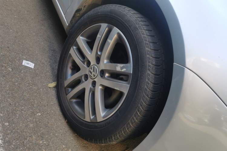 Used Volkswagen Sagitar 2010 1.4 TSI Automatic Luxury Model Right Front Wheel Hub