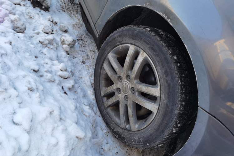 Used Volkswagen Sagitar 2010 1.4 TSI Automatic Tech Edition Right Front Wheel Hub