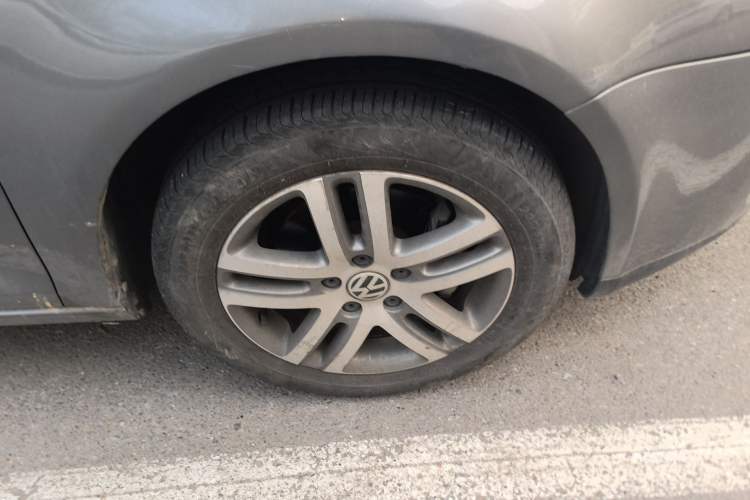 Used Volkswagen Sagitar 2010 1.4 TSI Automatic Luxury Model Right Front Wheel Hub