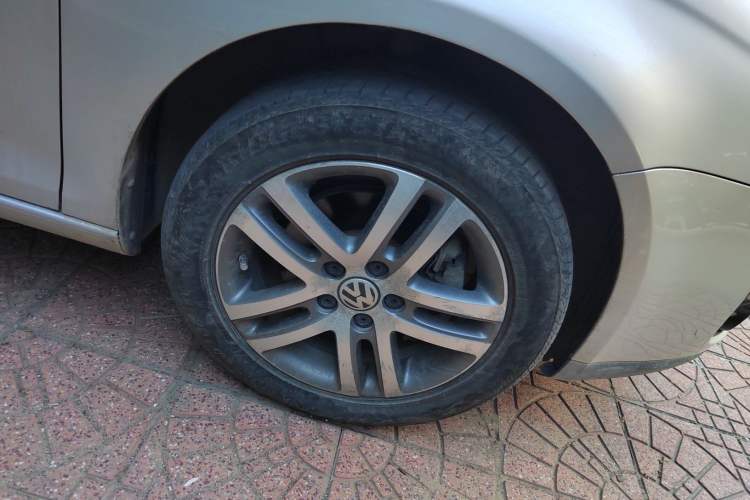Used Volkswagen Sagitar 2010 1.4 TSI Automatic Tech Edition Right Front Wheel Hub