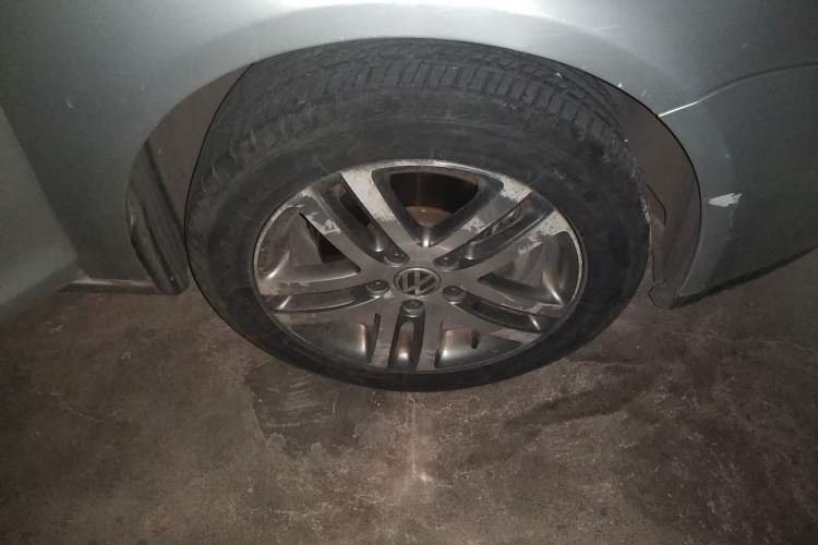 Used Volkswagen Sagitar 2010 1.4 TSI Automatic Tech Edition Right Front Wheel Hub