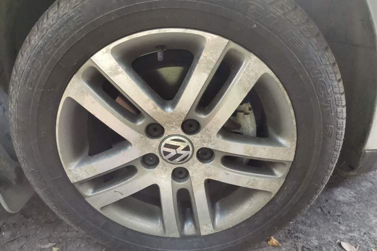 Used Volkswagen Sagitar 2010 1.4 TSI Automatic Tech Edition Right Front Wheel Hub