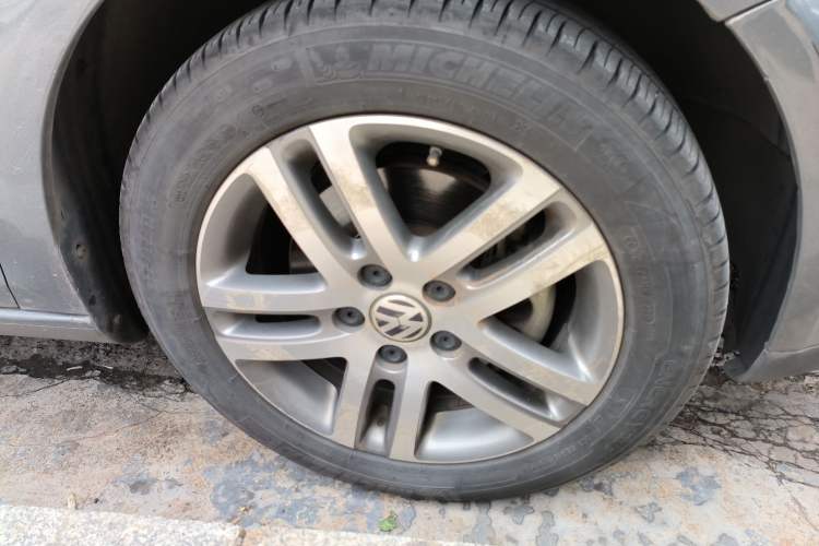 Used Volkswagen Sagitar 2010 1.4 TSI Automatic Tech Edition Right Front Wheel Hub