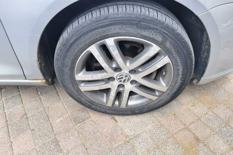 Used Volkswagen Sagitar 2010 1.4 TSI Manual Luxury Model Right Front Wheel Hub