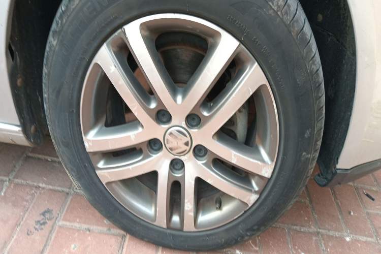 Used Volkswagen Sagitar 2010 1.4 TSI Automatic Luxury Model Right Front Wheel Hub