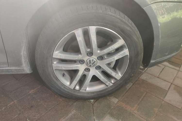Used Volkswagen Sagitar 2010 1.4 TSI Automatic Tech Edition Right Front Wheel Hub