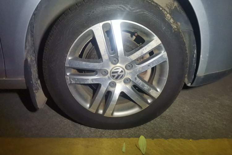 Used Volkswagen Sagitar 2010 1.4 TSI Automatic Tech Edition Right Front Wheel Hub