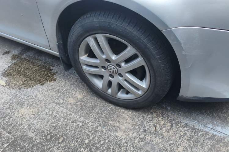 Used Volkswagen Sagitar 2010 1.4 TSI Automatic Luxury Model Right Front Wheel Hub