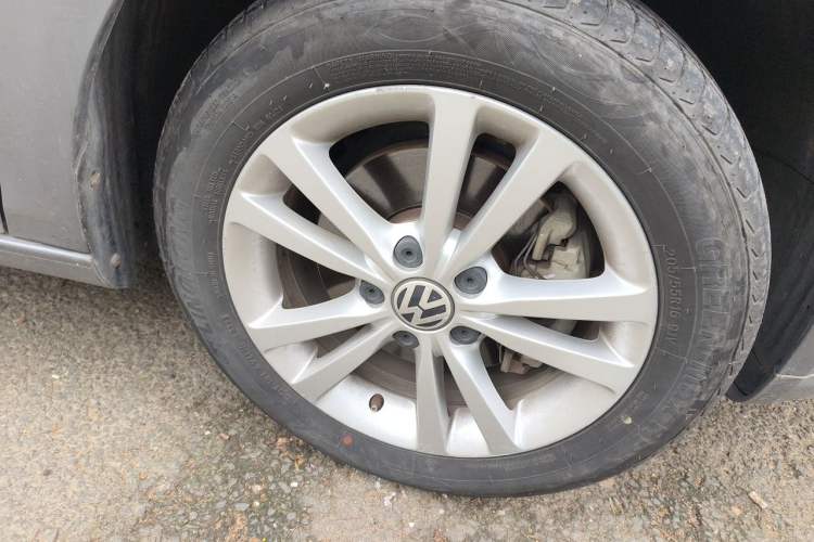 Used Volkswagen Sagitar 2010 1.4 TSI Manual Tech Model Right Front Wheel Hub