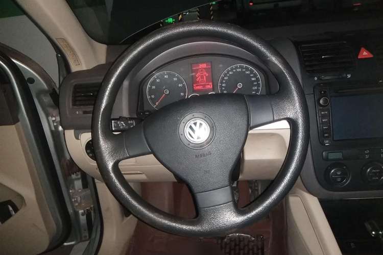 Used Volkswagen Sagitar 2010 1.4 TSI Automatic Tech Edition Steering Wheel