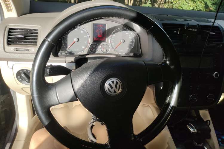 Used Volkswagen Sagitar 2010 1.4 TSI Automatic Tech Edition Steering Wheel