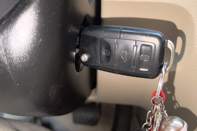 Used Volkswagen Sagitar 2010 1.4 TSI Automatic Luxury Model Vehicle Key