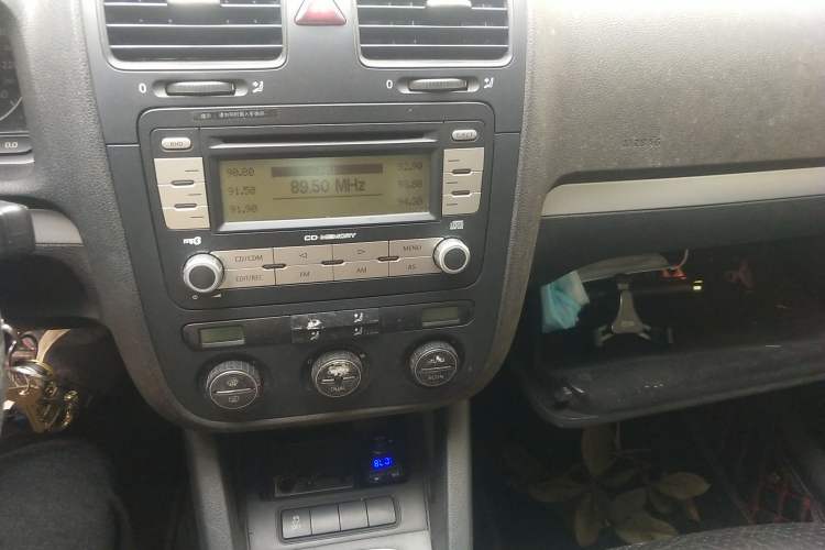 Used Volkswagen Sagitar 2010 1.8TSI Manual Champion Edition Audio And AC Panel