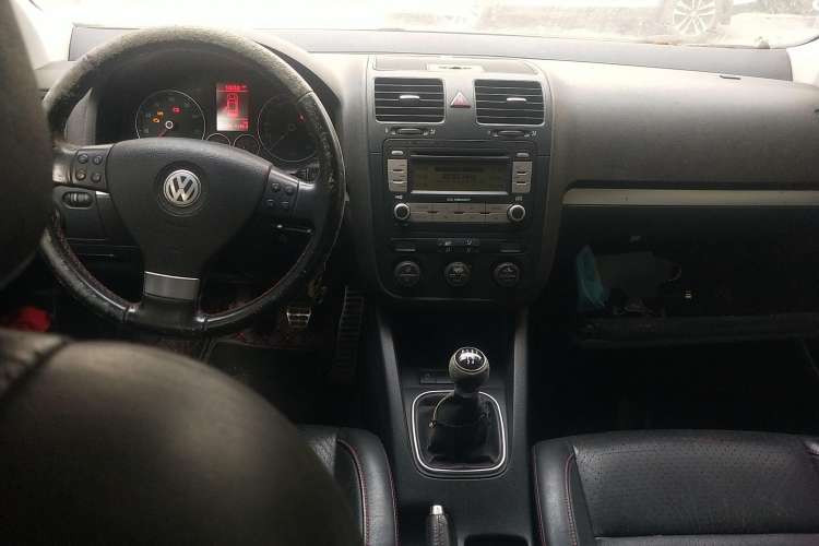 Used Volkswagen Sagitar 2010 1.8TSI Manual Champion Edition Center Console