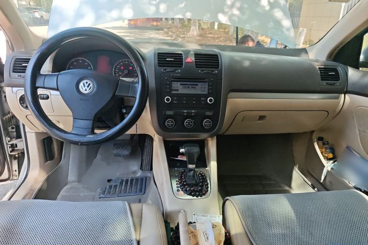 Used Volkswagen Sagitar 2010 1.4 TSI Automatic Luxury Model Center Console