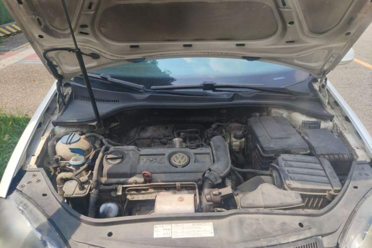Used Volkswagen Sagitar 2010 1.4 TSI Automatic Tech Edition Engine Bay