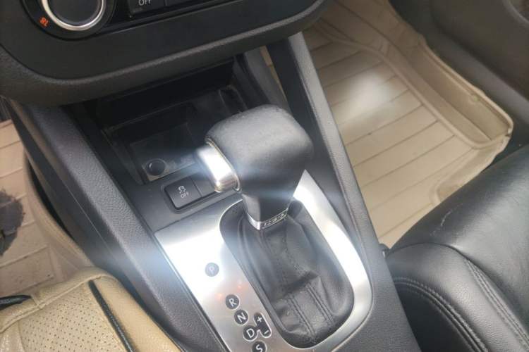 Used Volkswagen Sagitar 2010 1.4 TSI Automatic Tech Edition Gear Lever
