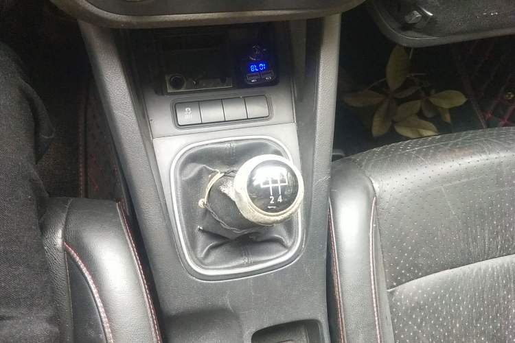 Used Volkswagen Sagitar 2010 1.8TSI Manual Champion Edition Gear Lever