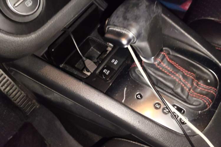 Used Volkswagen Sagitar 2010 1.8TSI Automatic Champion Edition Gear Lever