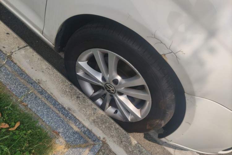 Used Volkswagen Sagitar 2010 1.4 TSI Automatic Tech Edition Right Front Wheel Hub