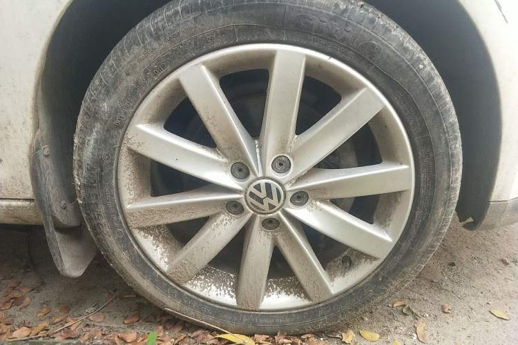 Used Volkswagen Sagitar 2010 1.8TSI Manual Champion Edition Right Front Wheel Hub
