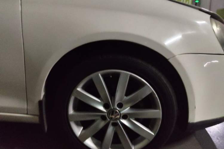 Used Volkswagen Sagitar 2010 1.8TSI Automatic Champion Edition Right Front Wheel Hub