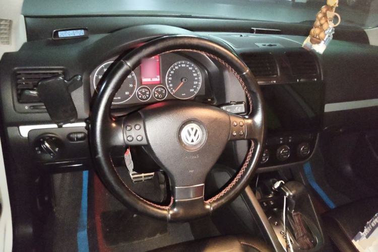 Used Volkswagen Sagitar 2010 1.8TSI Automatic Champion Edition Steering Wheel