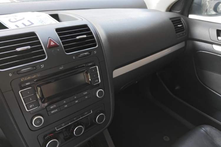 Used Volkswagen Sagitar 2011 1.6L Manual Comfort Version Audio And AC Panel